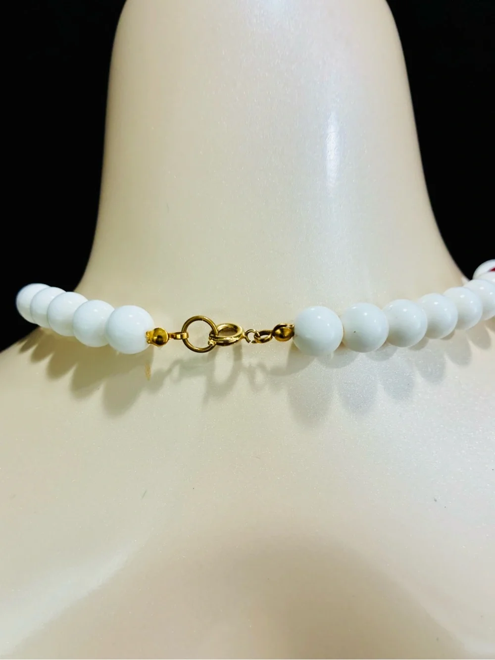 VTG White and Red Beaded Women’s Necklace - Elegant Statement Strand Lightweight